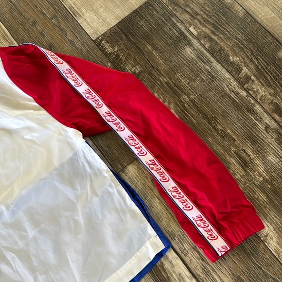 Coca-Cola Women or men
Windbreaker Jacket Size 2XL
Lightweight Pullover hood - Picture 8 of 15